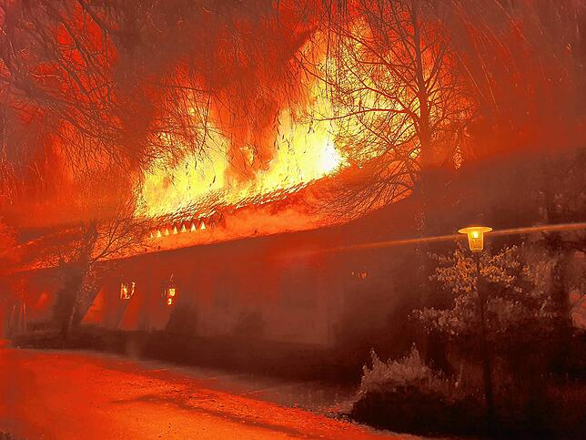 Die Scheffelhalle im Vollbrand. Das Feuer ereignete sich im November 2020.