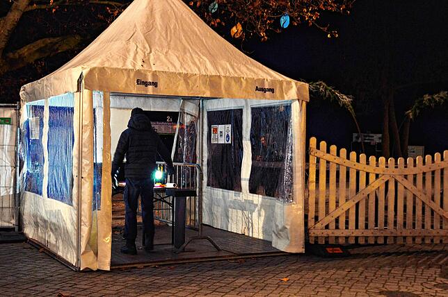 Einlasskontrolle: Nur wer geimpft und genesen ist, darf sich auf dem Gelände rund um die Überlinger Eisbahn aufhalten.