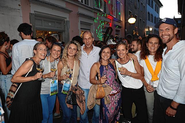 Bild 9: Konstanz: Die Niederburg lädt zum Gassenfreitag und die Besucher tanzen an