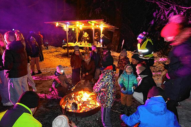 Mächtiger Andrang: Jedes Kind will noch sein eigenes Stockbrot braten, bevor der Heimweg angetreten wird.