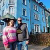 Esin und ihr Vater Ismail Arslan stehen vor dem Logan‘s mit dem Hotel Bilgereck in der Reichenaustraße. Rechts hinter den grünen ...