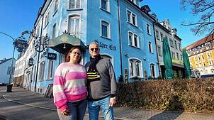 Esin und ihr Vater Ismail Arslan stehen vor dem Logan‘s mit dem Hotel Bilgereck in der Reichenaustraße. Rechts hinter den grünen ...