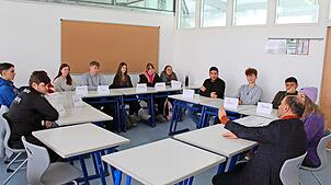 Bürgermeister Josef Herdner (rechts) stellt sich den vielen Fragen der Schülerinnen und Schüler der Berufskolleg-Klasse von Ranka ...