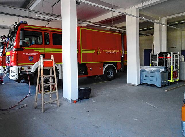 Zwei zusätzliche Stellplätze für Feuerwehrfahrzeuge beziehungsweise zusätzliche Lagerfläche bietet der Anbau.