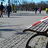 Verweilen auf den Bänken an der Uferpromenade ist ab Montag, 27. April, wieder erlaubt (Archivbild).