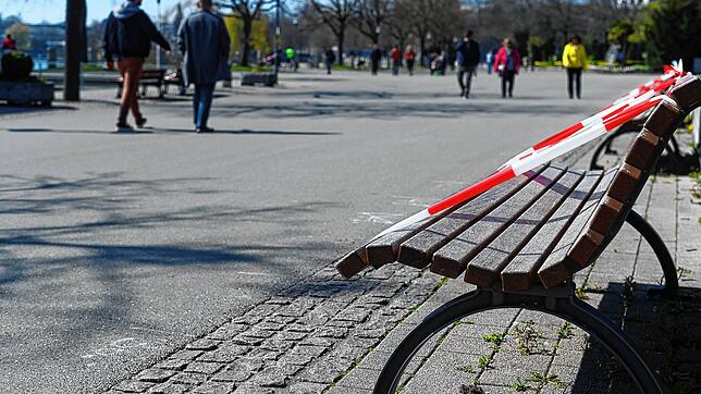 Verweilen auf den Bänken an der Uferpromenade ist ab Montag, 27. April, wieder erlaubt (Archivbild).
