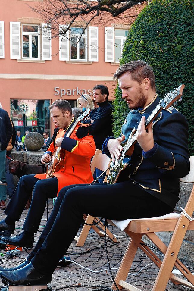Markante Gitarrenriffs mischen sich in die Klänge zum Höhepunkt der Uraufführung auf dem Donaueschinger Rathausplatz.