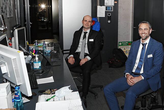 Elf Rathausmitarbeiter sind an diesem Abend im Einsatz: Kämmerer Georg Zoller (links) und Hauptamtsleiter Mike Biehler sorgen dafür, ...