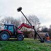 Auf Initiative von Thomas Stärk (Zweiter von rechts) wurde im Hohentengener Ried ein Storchennest zur Bruthilfe für die Weißstörche ...