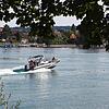Einsatzkräfte fahren mit einem Boot auf dem Seerhein zur Fundstelle des Leichnams.