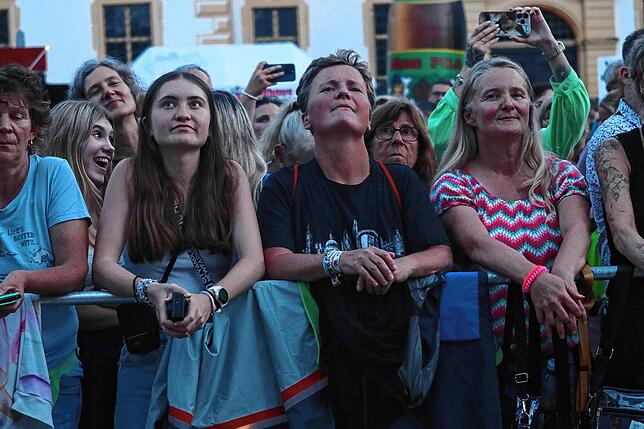 Bild 3: James Blunt begeistert Fans im Salemer Schlosspark
