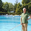 Paul Albiez-Kaiser steht am Schwimmbecken des Waldshuter Freibads. Der Stadtrat ist gegen den Erhalt des Freibads und schlägt ein ...