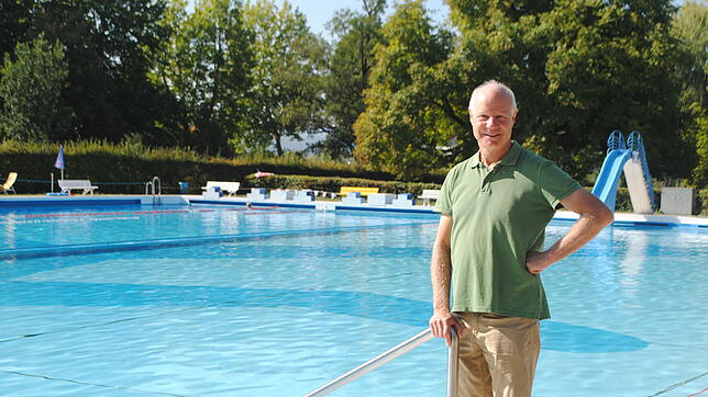 Paul Albiez-Kaiser steht am Schwimmbecken des Waldshuter Freibads. Der Stadtrat ist gegen den Erhalt des Freibads und schlägt ein ...