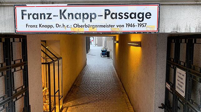 Noch erinnert in der Konstanzer Altstadt am Durchgang zwischen Kanzleistraße und Augustinerplatz eine Passage an Franz Knapp, ...