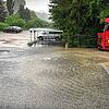 Bei der Rieger GmbH staute sich das Wasser am Montagabend in Folge der Niederschläge erheblich. Bild: Feuerwehr VS