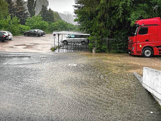 Bei der Rieger GmbH staute sich das Wasser am Montagabend in Folge der Niederschläge erheblich. Bild: Feuerwehr VS