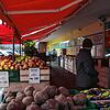 Gemüse und Obst häufen sich in appetitlichen Stapeln vor dem Singener Mix-Markt. Der Supermarkt bietet vor allem russische, aber auch ...