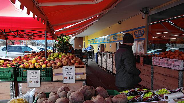 Gemüse und Obst häufen sich in appetitlichen Stapeln vor dem Singener Mix-Markt. Der Supermarkt bietet vor allem russische, aber auch ...