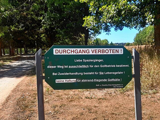 Achtung: Golfbälle fliegen auch schon mal nichts in Ziel. Auf dem Gelände werden die Fußgänger davor gewarnt.