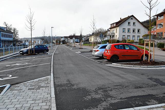 Auch am Vormittag des 19. Februar 2024 stehen auf dem Park-and-Ride-Platz an der Weilheimer Straße in Tiengen gerade einmal drei ...