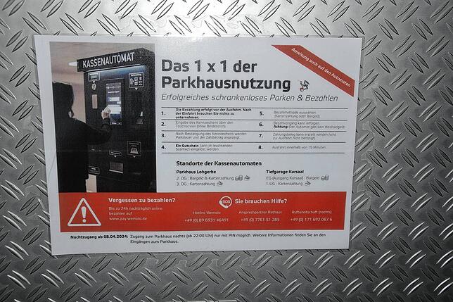 Ein Aushang im Parkhaus Lohgerbe erklärt, wie dort bezahlt wird. Doch mancher Nutzer empfindet die Regelung in den Parkhäusern immer ...