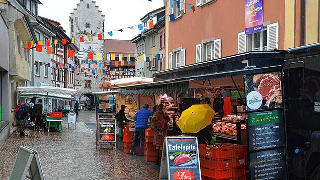 Der Wochenmarkt sorgt in der Marktstraße für mehr Flair – und bei den Einzelhändlern dort für mehr Besuch in ihren Läden.