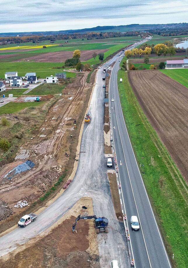 Das Luftbild zeigt im Vordergrund die Abzweigung auf die B 31. Die Ausfahrt führt über die neue Doppelspur.