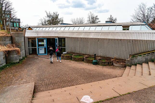 In dieser Turnhalle der Albert-Schweitzer-Schule befindet sich die neue zentrale Aufnahmestelle für Geflüchtete aus der Ukraine.