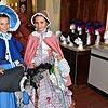 Kinder des Theatervereinsfreuen sich über ihre neuen Kostüme. Von links: Mia und Evangeline.