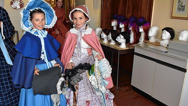 Kinder des Theatervereinsfreuen sich über ihre neuen Kostüme. Von links: Mia und Evangeline.