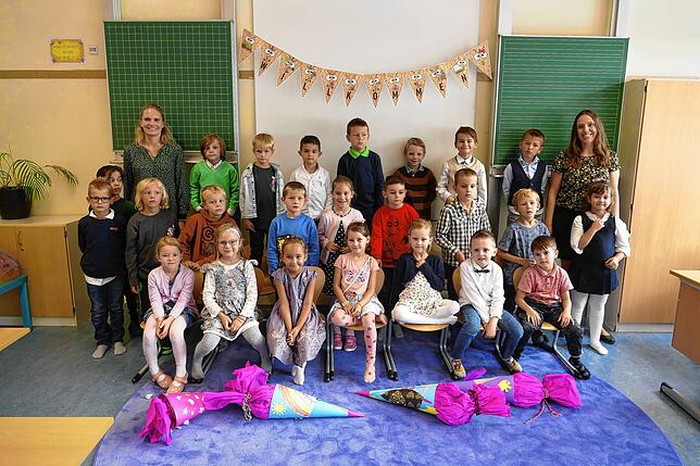 Sommertalschule in Meersburg: Die Klasse 1b mit ihren Klassenlehrerinnen Marion Leberer und Nadine Kanon.