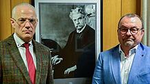 Königsfelds Bürgermeister Fritz Link (links) und Klinikchef Bernd Mössinger verurteilen eine fremdenfeindliche Aktion von Wurfzetteln ...