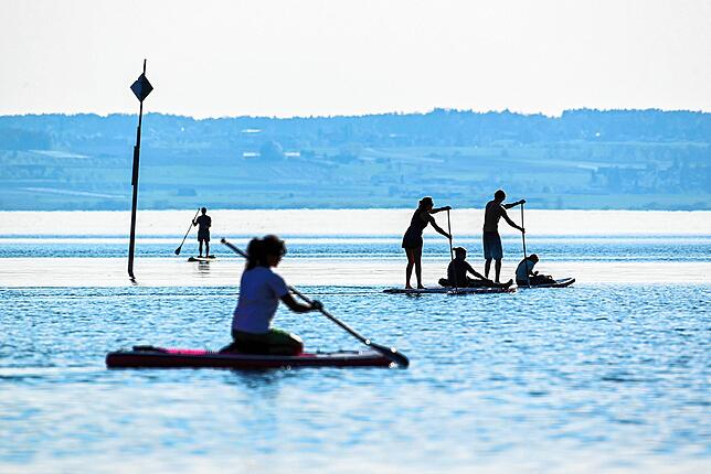 Ob auf dem Wasser oder am Ufer: Der Bodensee lädt ein – aber bitte mit Rücksicht.