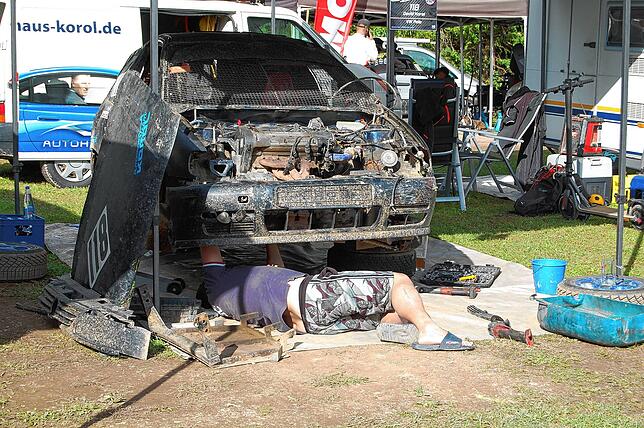 Bild 9: Das Autocross Rennen in Albbruck-Schachen endet mit einem Unfall