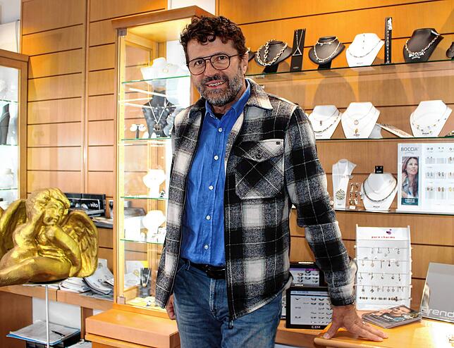 Dass Schmuckstücke derzeit vermehrt in Gold über die Ladentheke wandern, berichtet Heimo Sauter, Chef des gleichnamigen ...