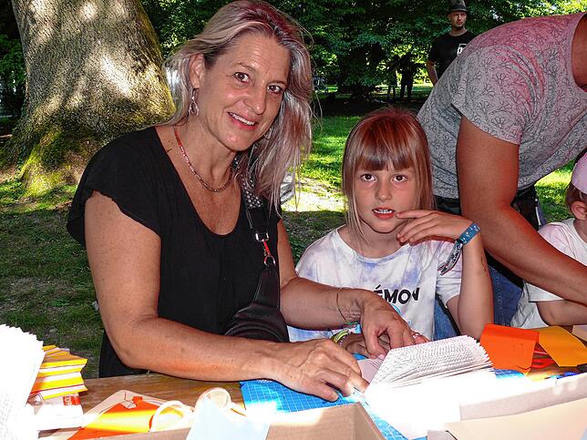 Anita Lauper (links) und ihre Tochter Darja sind von Egnach (Schweiz) nach Konstanz zum Kinderfest gekommen. Das Basteln des Buch-Igels ...