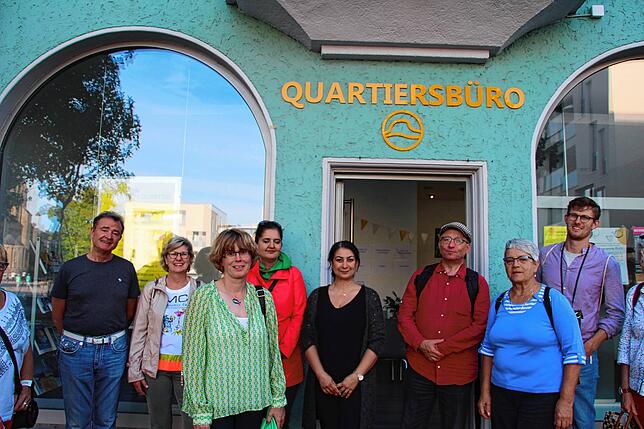 Auch das Quartiersbüro Innenstadt wird auf der Führung mit Ute Seifried besucht. Quartiersmanagerin Shirin Burkhard erklärte ihre Arbeit.