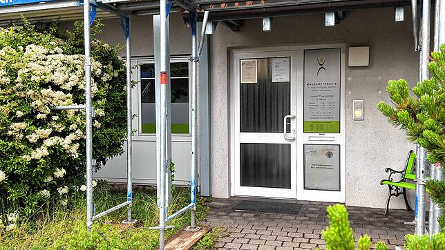 Die Praxisräume in diesem Gebäude an der Dorfstraße 1 möchte die Gemeinde Moos erwerben, um den Standort für den vorhandenen Hausarzt ...
