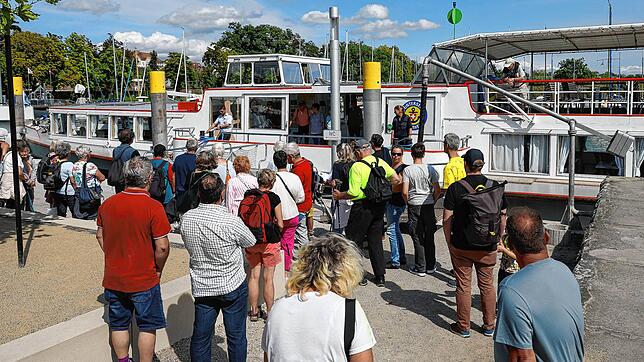 Gäste besteigen das Zeller Schiff am Radolfzeller Hafen. Die Verbindung, die vorübergehend von der URh betrieben wurde, fällt ab sofort weg.