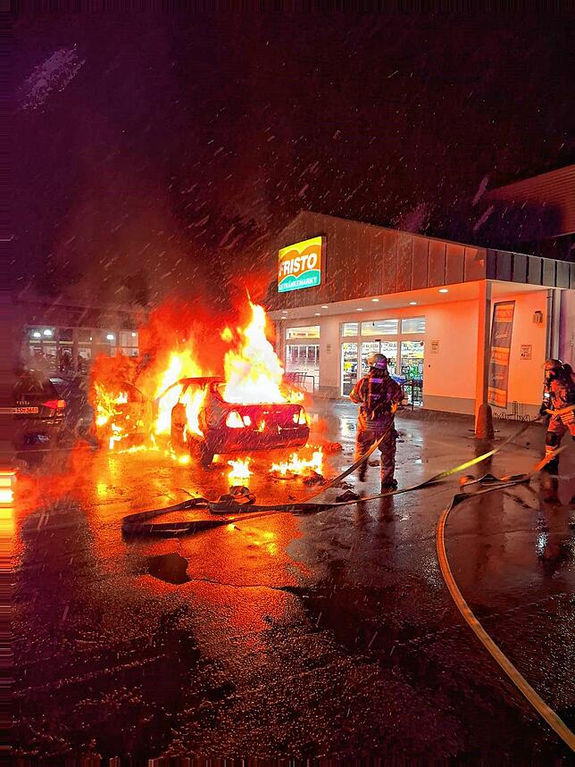 Einsatzkräfte der Feuerwehr löschten das brennende Auto vor dem Fristo-Getränkemarkt in Schwenningen.