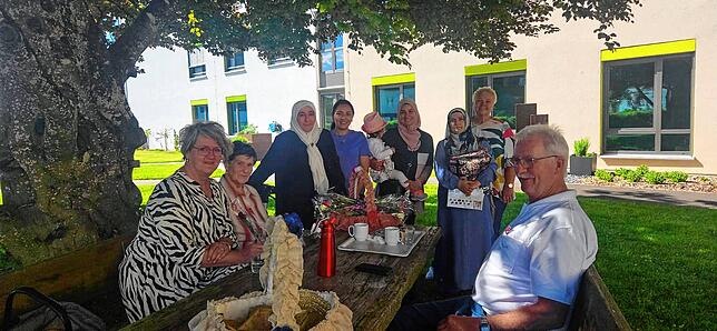 Der Frauenverband der Moscheegemeinde Meßkirch besucht am Muttertag die Bewohnerinnen des Caritas-Seniorenheims, um ihnen eine kleine ...