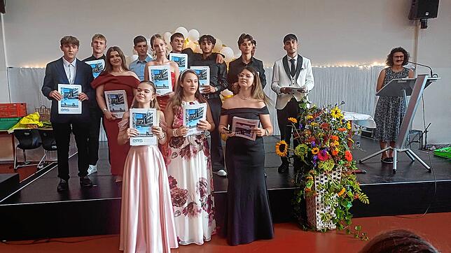 Die Preisträgerinnen und Preisträger der Ekkehard-Realschule können stolz sein auf ihre schulischen Leistungen. Foto: Natalie Bläs