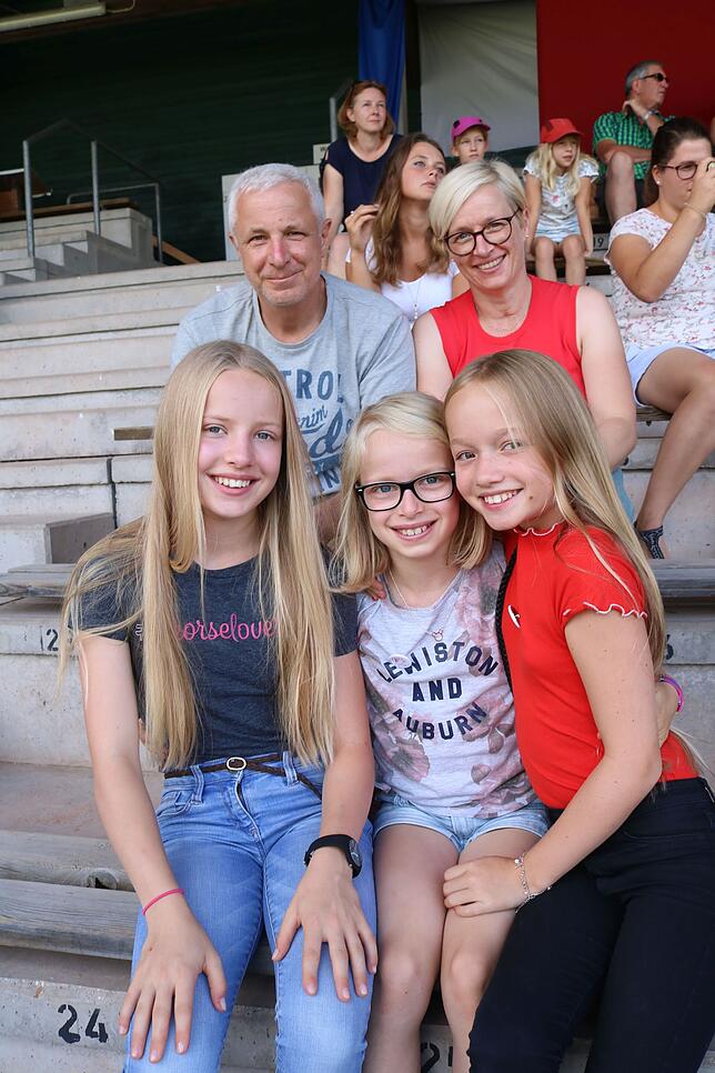 Neben Martin und Andrea Franke haben (vorne von links) die Töchter Ida und Fanny, sowie Fannys Freundin Lisa Spaß am Pferdesport.