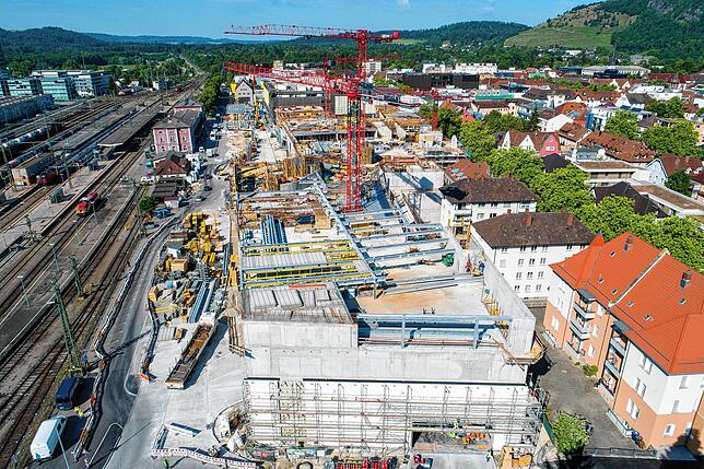 Der Bau geht zügig voran. Die Decke des ersten Obergeschosses ist geschlossen und der Ausbau von Erd- und Obergeschosses hat begonnen.