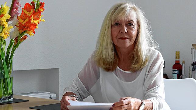 Rosemarie Mikuliszyn ärgert sich über eine Rechnung in Bezug auf ihre Corona-Impfungen.