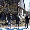 Museumsleiter Andreas Weiß mit Neuhausens Bürgermeisterin Marina Jung und Tuttlingens Landrat Stefan Bär (von links) vor dem &bdquo;Haus ...
