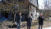 Museumsleiter Andreas Weiß mit Neuhausens Bürgermeisterin Marina Jung und Tuttlingens Landrat Stefan Bär (von links) vor dem &bdquo;Haus ...