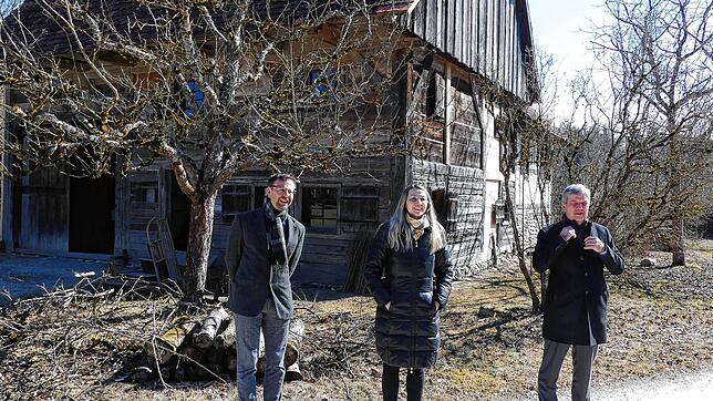 Museumsleiter Andreas Weiß mit Neuhausens Bürgermeisterin Marina Jung und Tuttlingens Landrat Stefan Bär (von links) vor dem &bdquo;Haus ...