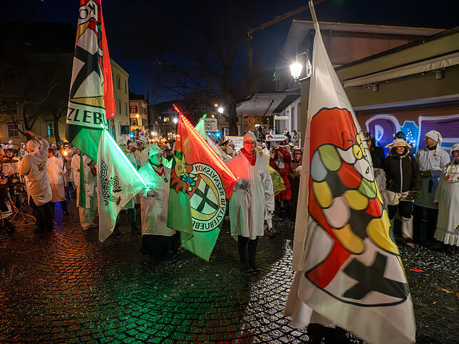 Gehört einfach dazu: Fahnenschwinger, hier am Start des Umzugs bei der AOK.
