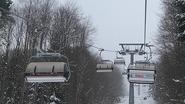 ARCHIV – Nach dem Sturz eines Kindes aus einem Sessellift am Feldberg hat eine Frau der “Badischen Zeitung„ eindrücklich geschildert, ...